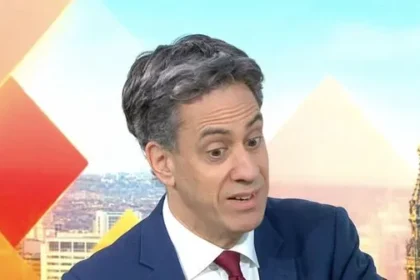 Miliband Slams Streeting, Pitches Leadership Amid Labour Tensions