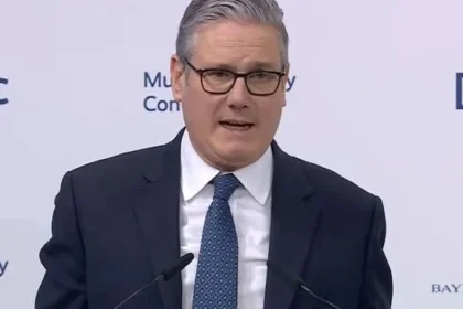 Starmer’s 9-Word Brexit Line Draws Applause at Munich Summit