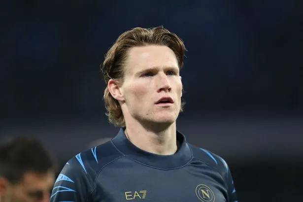 Malen Brace Steals Spotlight in Napoli-Roma Draw Sans McTominay