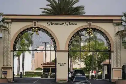 Paramount Raises Warner Bros. Bid to /Share in Netflix Battle