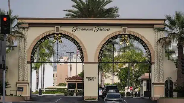 Paramount Raises Warner Bros. Bid to /Share in Netflix Battle