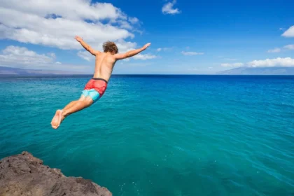 Social Media Sparks Risky Behaviors in Young Tourists