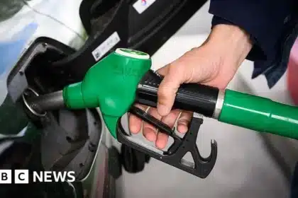 Oil Prices Surge 6-7% Amid US-Iran Strait of Hormuz Tensions