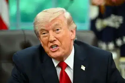 Trump Praises King Charles, Slams Starmer in Oval Office Remarks