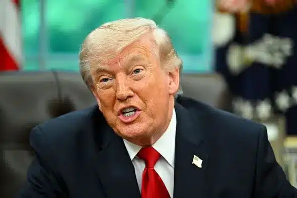 Trump Praises King Charles, Slams Starmer in Oval Office Remarks