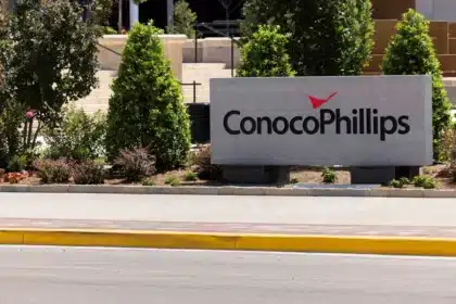ConocoPhillips Eyes 15% Upside on Oil Price Surge and Cash Flows