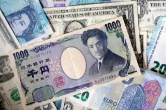 Yen Tumbles to 160 as Gulf Tensions Bolster Dollar