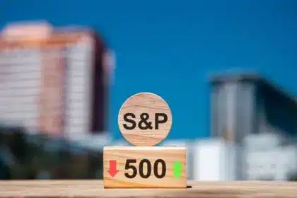 S&P 500 Posts Weekly Gain Amid Ceasefire Hopes