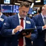 Dow Climbs 80 Points on Chip Stock Rebound, Ahead of Fed Minutes and Earnings
