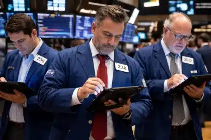 Dow Climbs 80 Points on Chip Stock Rebound, Ahead of Fed Minutes and Earnings