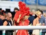 Doncaster Ladies Day: Fashionable Fashions on Display at St Leger Festival