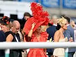 Doncaster Ladies Day: Fashionable Fashions on Display at St Leger Festival Doncaster Ladies Day: Fashionable Fashions on Display at St Leger Festival