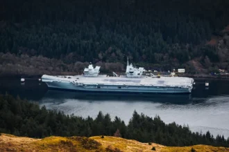 HMS Queen Elizabeth Arrives on the Clyde for Key Operations