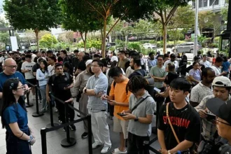 iPhone 18 Pro Launches Globally Amidst Enthusiastic Queues and Scalper Activity